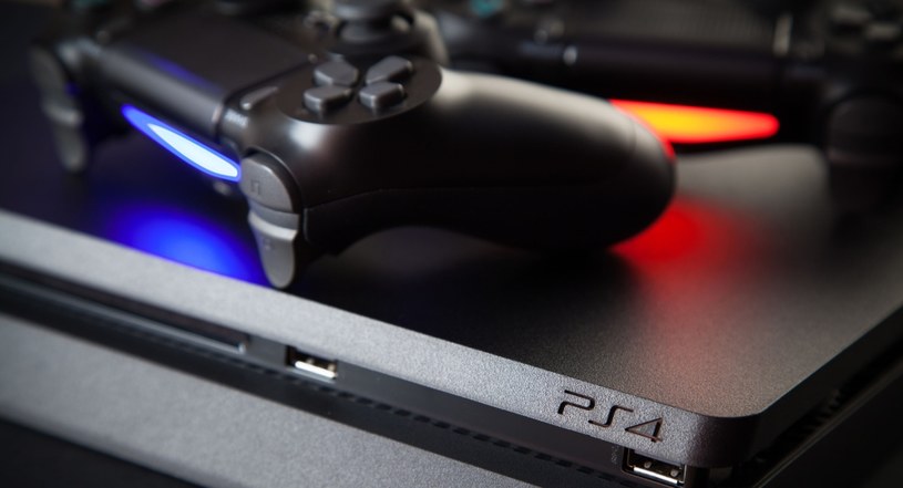 PlayStation 4 sprzedało się dwa razy lepiej niż konkurencyjny Xbox One /123RF/PICSEL