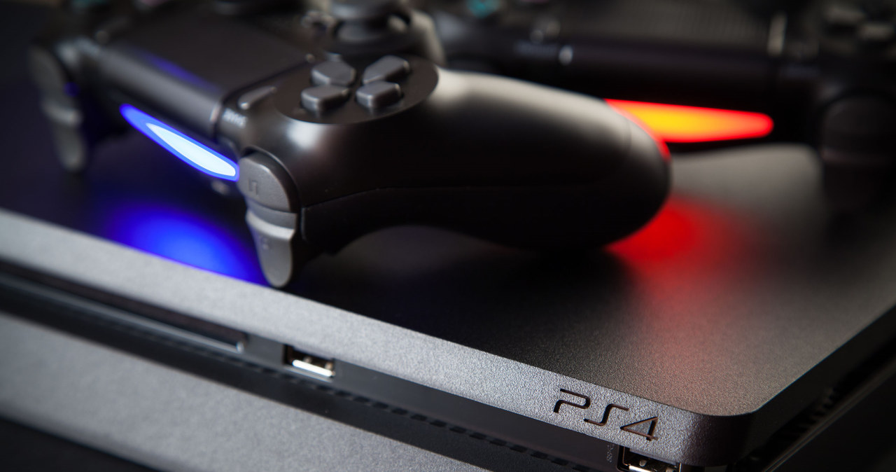 PlayStation 4 sprzedało się dwa razy lepiej niż konkurencyjny Xbox One /123RF/PICSEL