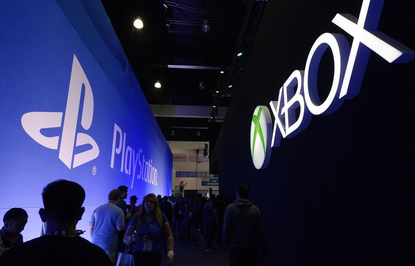 PlayStation kontra Xbox - od kilkunastu lat jesteśmy świadkami rywalizacji obu marek /AFP