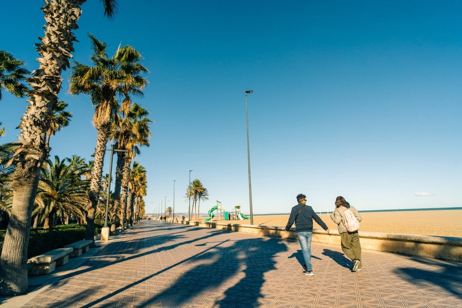 Plaża La Malvarrosa w Walencji /Shutterstock