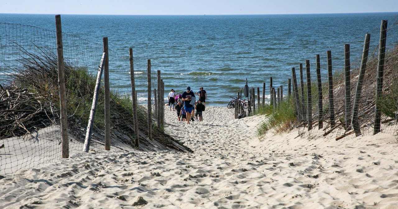 Plaża leżąca na końcu Mierzei Wiślanej. Dalej mieści się już tylko granica Polski /East News