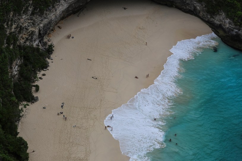 Plaża na wyspie Nusa Penida /Getty Images