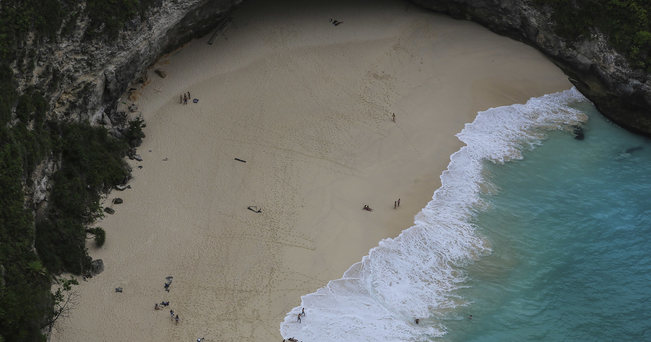 Plaża na wyspie Nusa Penida /Getty Images