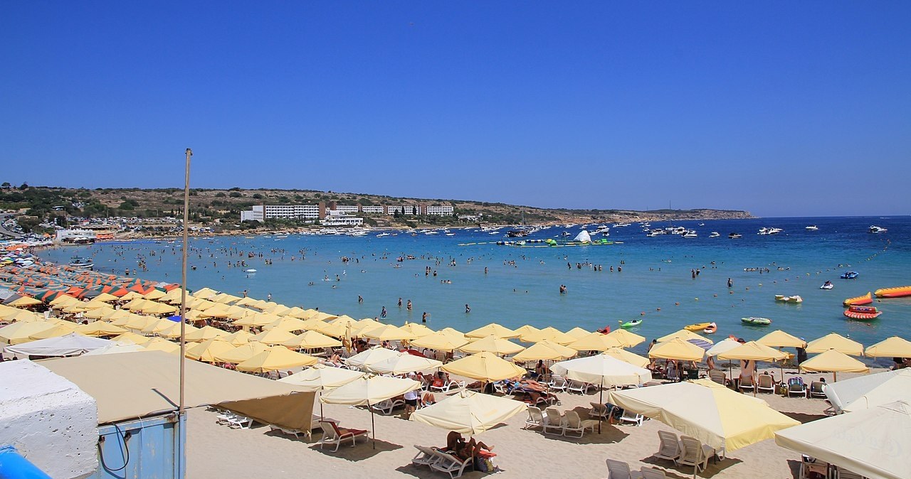 Plaża nad zatoką Mellieħa Bay, Malta /Karelj/CC BY-SA 3.0 Deed  (https://creativecommons.org/licenses/by-sa/3.0/deed.en) /Wikimedia