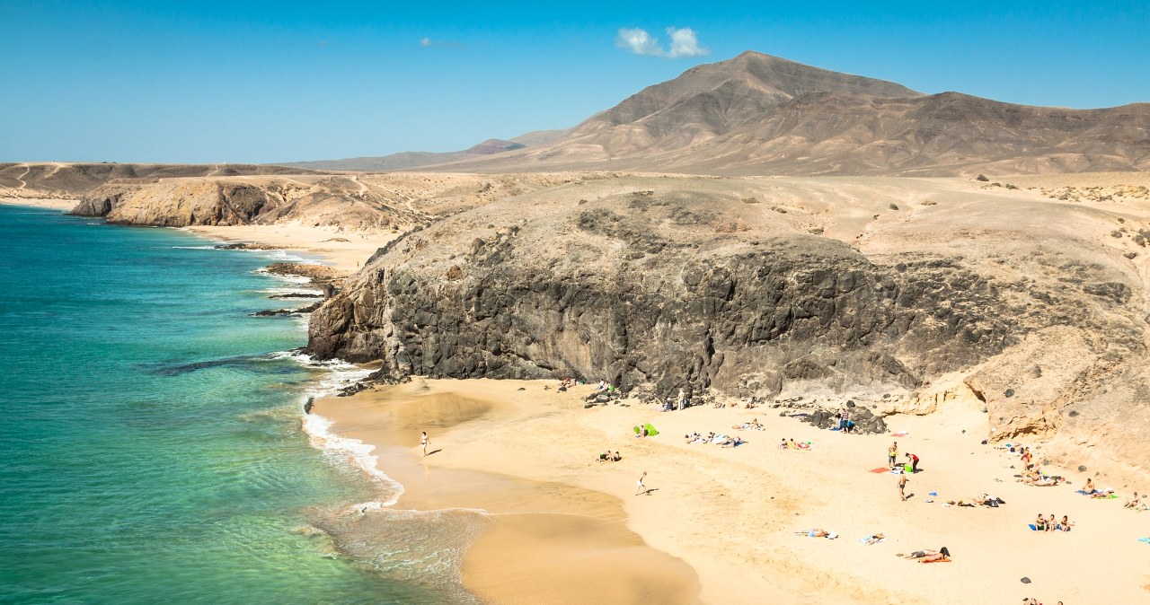 Plaża Papagayo na Lanzarote robi wrażenie. Ta wyspa nie jest tak popularna jak Teneryfa , Gran Canaria czy Fuerteventura, choć w ostatnich latach zainteresowanie nią wzrosło /Pixel