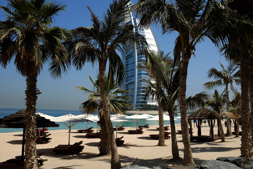 Plaża pobliżu popularnego hotelu Burdż Al Arab /PATRICK BAZ /AFP