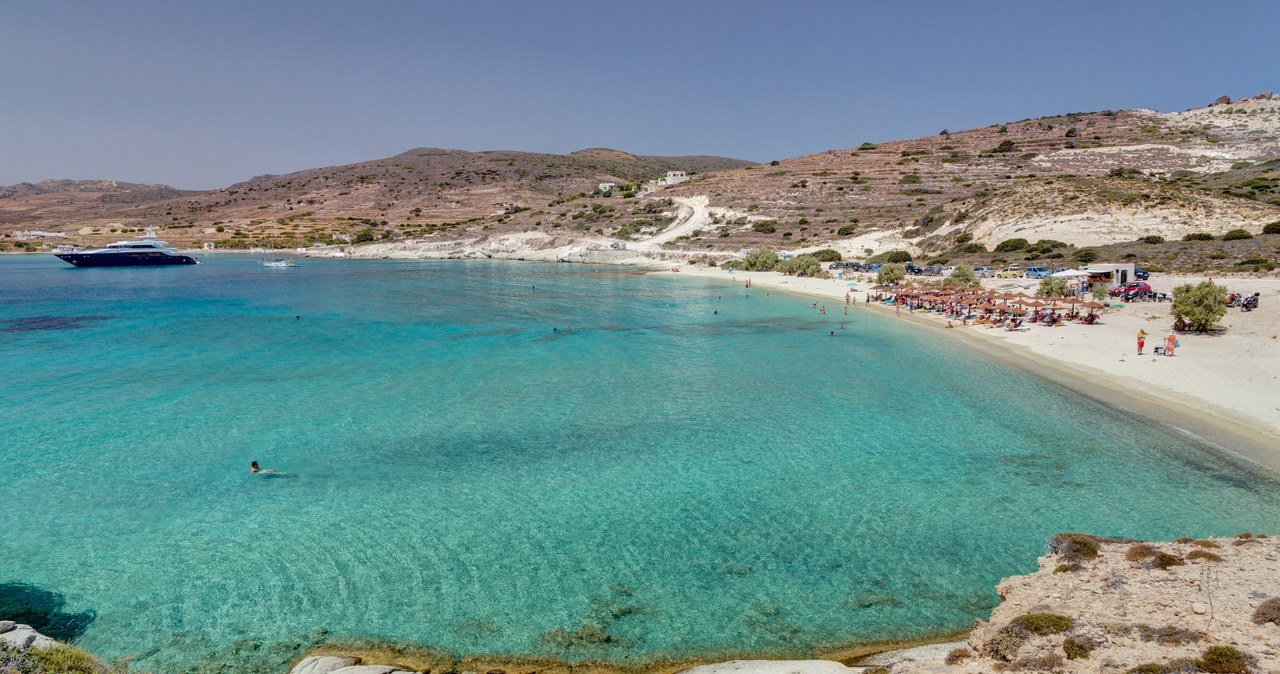 Plaża Prassa na greckiej wyspie Kimolos podobno ma najczystszą wodę na świecie. Turystów przyciąga swoją naturalną urodą. /Pixel
