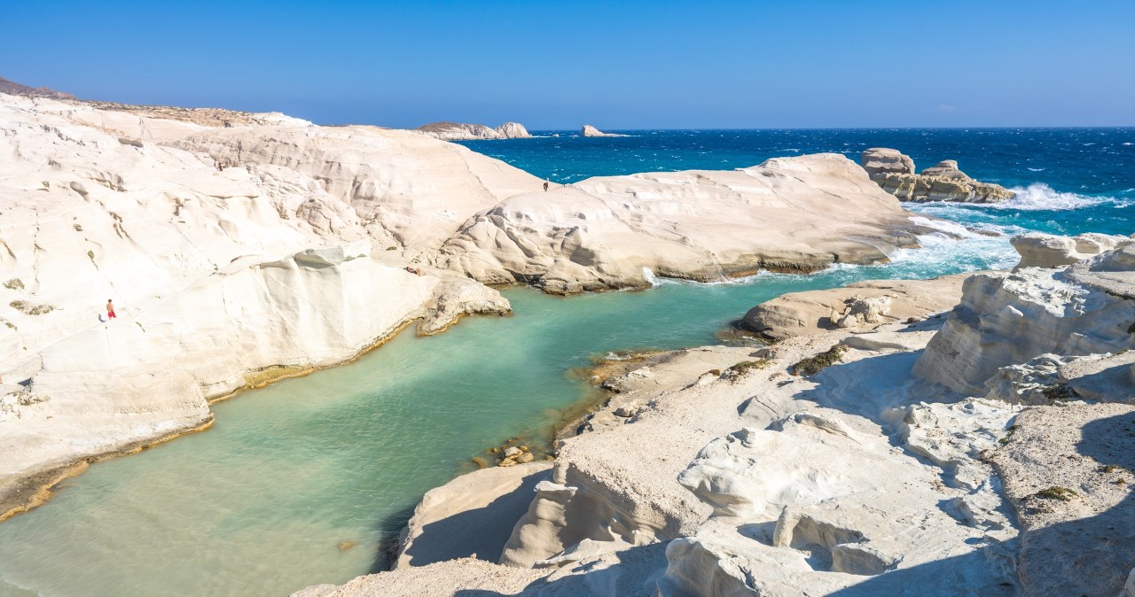 Plaża Sarakiniko na greckiej wyspie Milos zachwyca unikalnym wyglądem. Zamiast tradycyjnego piasku są tam gładkie, jasne skały /Pixel