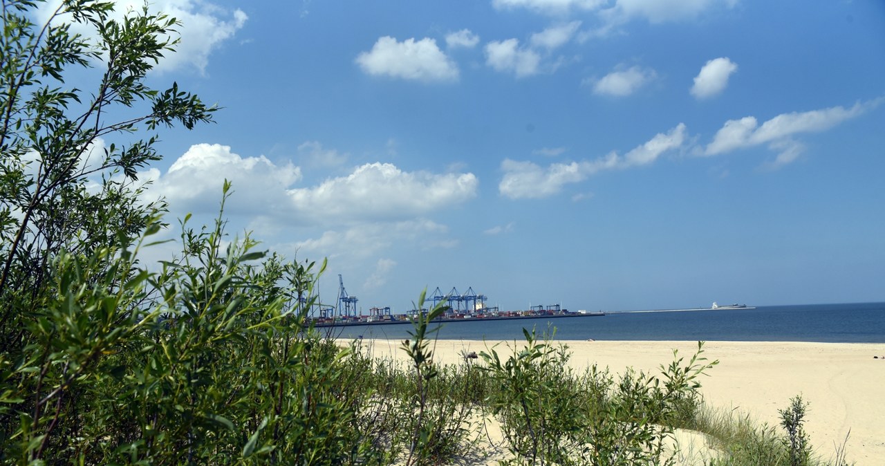 Plaża Stogi w Gdańsku to jedna z najszerszych plaż nad Bałtykiem. Ma wiele do zaoferowania. /East News