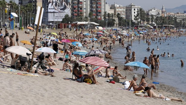 Plaża w Barcelonie /ANDREU DALMAU /PAP/EPA
