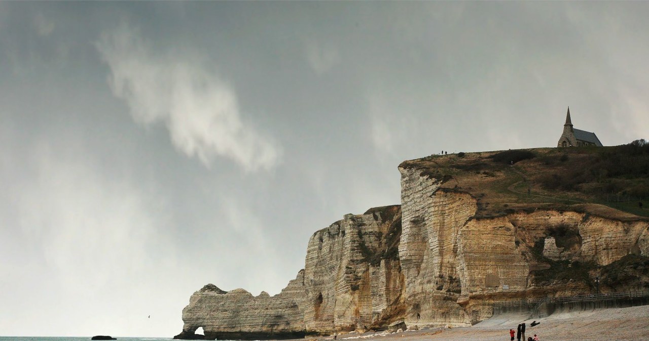 Plaża w Étretat (Górna Normandia, Francja) ze słynnymi klifami, które zachwycały artystów. Do miłożników tej części Francji należeli:  Eugène Boudin, Gustave Courbet i Claude Monet /123RF/PICSEL