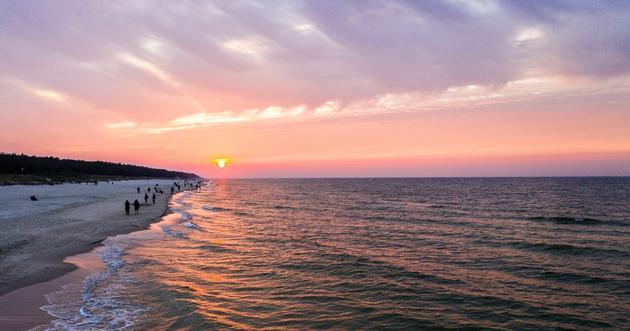 Plaża w Karwi jest długa i szeroka. W sam raz na plażowanie bądź spacer brzegiem morza. /East News