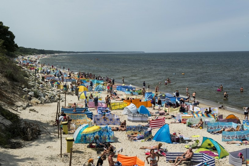 Plaża w Kołobrzegu nadal cieszy się ogromną popularnością wśród Polaków /JAKUB WOSIK/REPORTER /East News