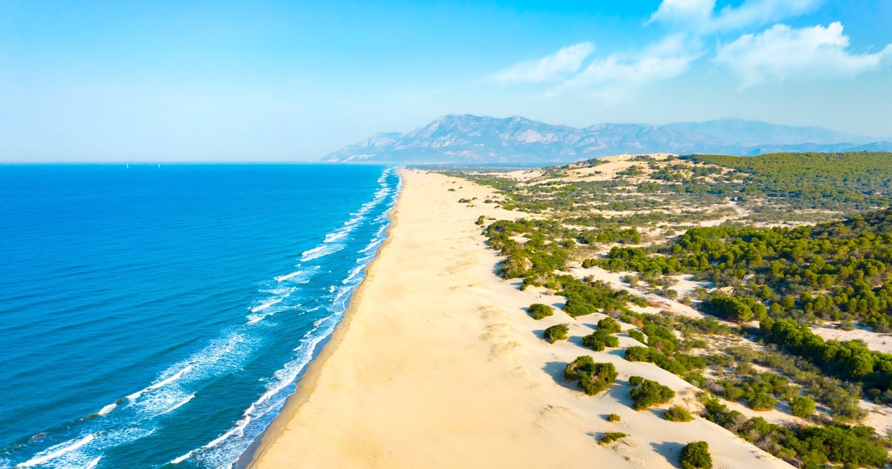 Plaża w Patarze znajdująca się w Turcji jest jedną z najpiękniejszych na świecie. /123rf.com /INTERIA.PL