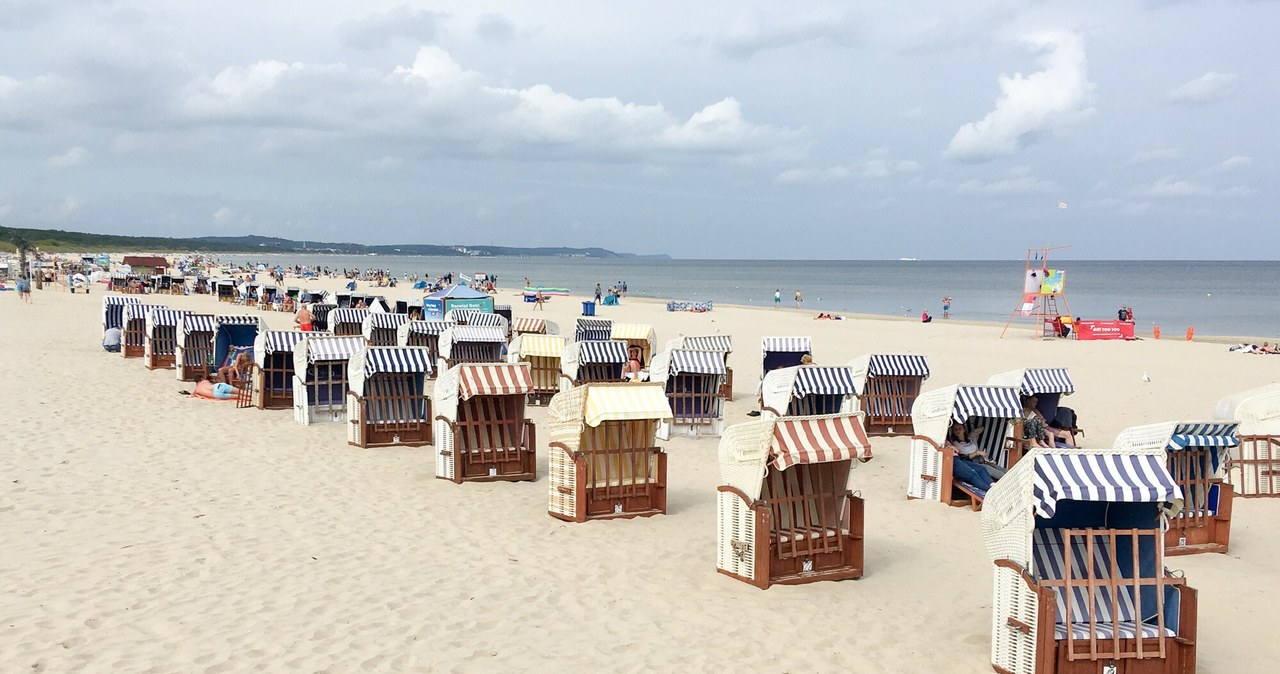Plaża w Świnoujściu jest na tyle szeroka, że pozwala na komfortowe rozstawienie leżaków i parawanów wielu turystom. /PIOTR KAMIONKA/REPORTER/PIOTR KAMIONKA/REPORTER /East News