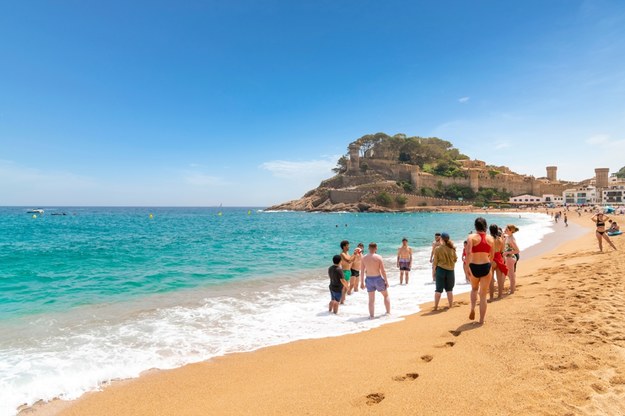 Plaża w Tossa de Mar na zdjęciu ilustracyjnym /Shutterstock