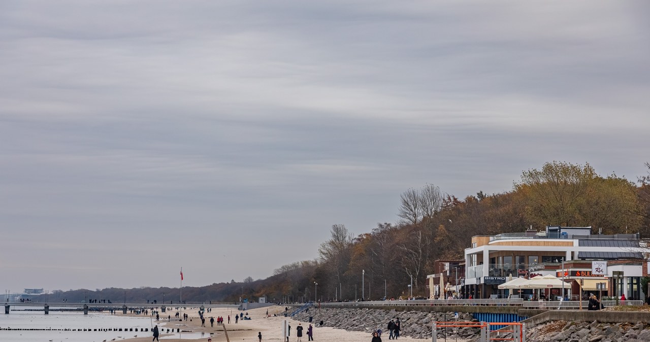 Plaże jesienią pustoszeją i oferują kojący spokój /East News
