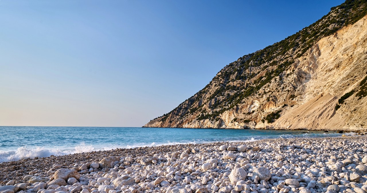 Plaże Kefaloni zachwycają intensywnie turkusową wodą oraz białymi kamykami /East News