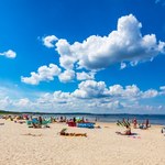 Plaże nad Bałtykiem z Błękitną Flagą. To znak, że jest tam czysto