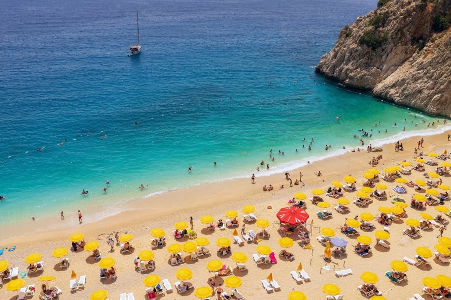 Plaże położone między znanymi kurortami Antalya i Alanya słyną z krystalicznie czystej wody /Shutterstock