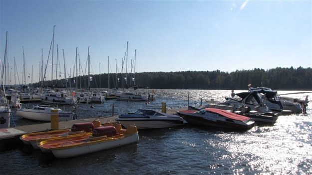 Plaże przy mazurskich jeziorach są oblegane, a woda zachęca do żeglugi /Andrzej Piedziewicz /RMF24