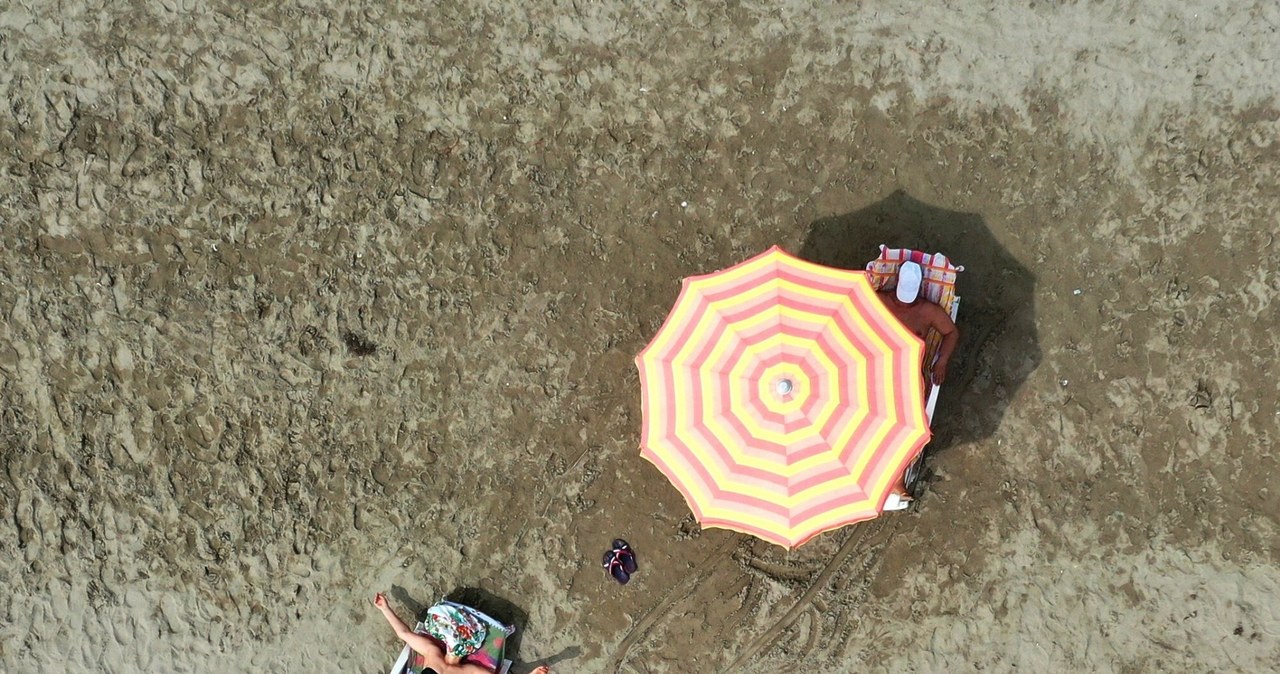 Plaże w Durrës raczej nie przypominają tych ze zdjęć w folderach biur podróży /GENT SHKULLAKU / AFP /East News