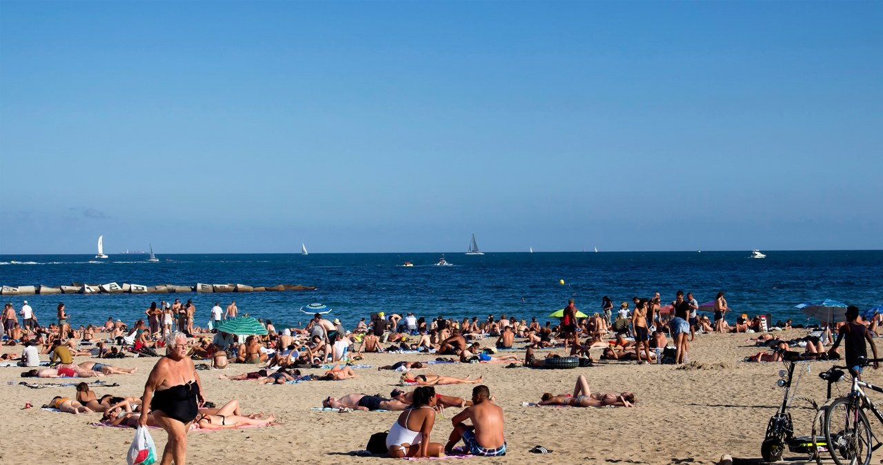 Plażowanie bez odpowiedniej ochrony przeciwsłonecznej jest niebezpieczne /123RF/PICSEL