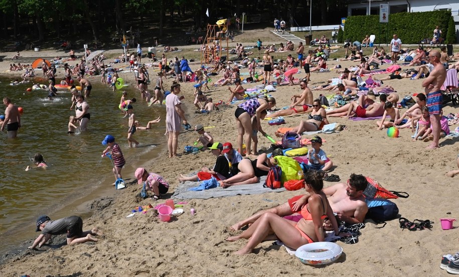 Plażowicze nad Jeziorem Głębokim w Szczecinie (zdj. arch.) /Marcin Bielecki /PAP