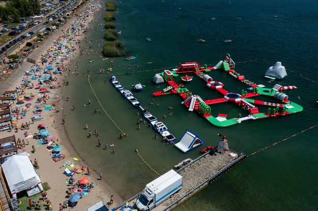 Plażowicze nad Jeziorem Tarnobrzeskim w Tarnobrzegu /Darek Delmanowicz /PAP