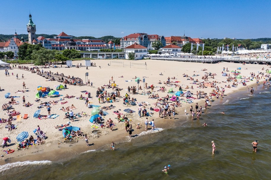 Plażowicze wypoczywający nad Bałtykiem w Sopocie /Jan Dzban /PAP