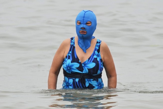 Plażowiczka w Facekini /WANG HAIBIN CHINA OUT /PAP/EPA