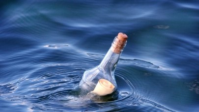 Plażowiczka znalazła list w butelce sprzed ponad 100 lat