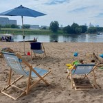 Plażowy nad Wisłą poda leżak, książkę, popielniczkę i worek na śmieci