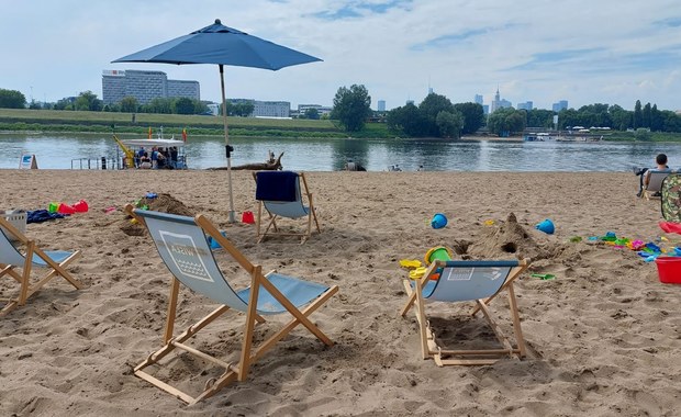 Plażowy nad Wisłą poda leżak, książkę, popielniczkę i worek na śmieci