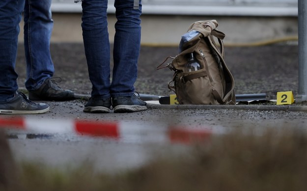Plecak sprawcy, w którym znaleziono ponad 100 sztuk amunicji /RONALD WITTEK /PAP/EPA