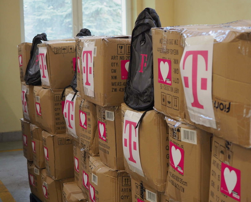 Plecaki dla uczniów to kolejny etap długofalowych działań charytatywnych T-Mobile /materiały prasowe