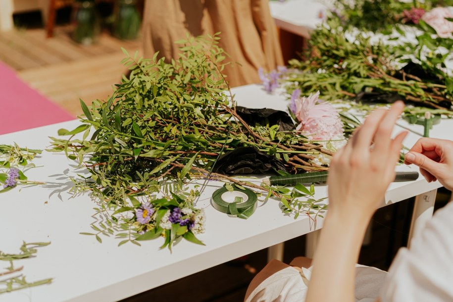 Plecenie wianków /fot. Adrian Pallasch /Materiały prasowe