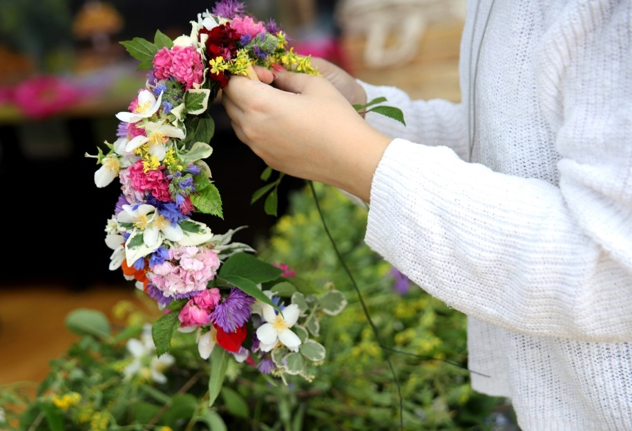 Plecenie wianków /fot. Katarzyna Kukiełka /Materiały prasowe