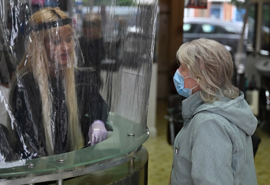 Pleksi, przyłbice i maseczki - dzięki tym środkom rozprzestrzenianie się koronawirusa powinno być ograniczane /NEIL HALL /PAP