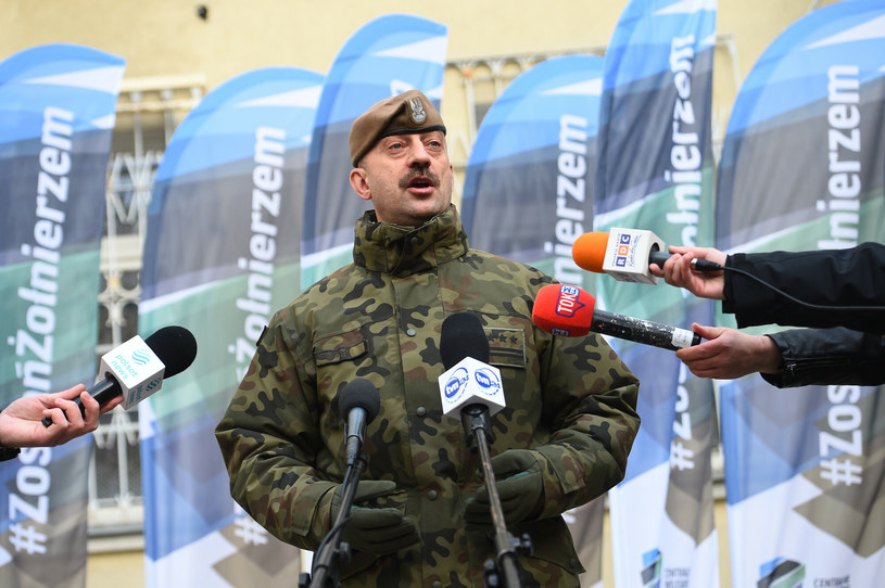 Płk Bryś wyjaśnia na czym polega wezwanie do wojska /Zbyszek Kaczmarek /Reporter