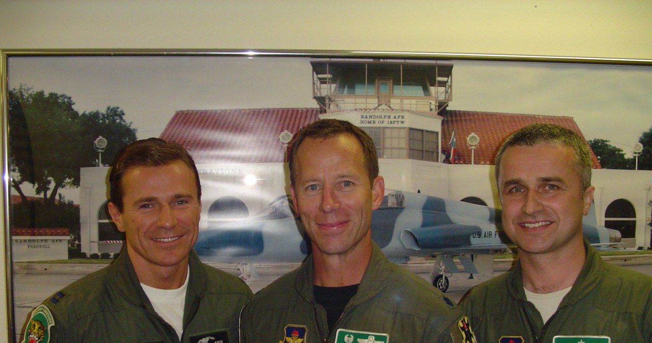 Płk Krysian Zięć (pierwszy od lewej) podczas szkolenia na F-16 w Randolph Air Force Base w 2005 roku /archiwum prywatne