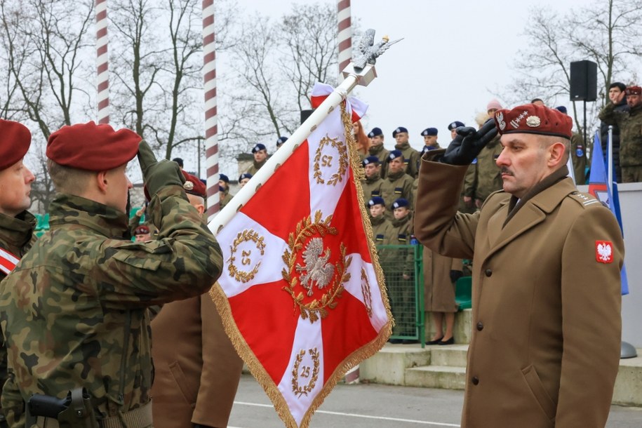 Płk Piotr Gołos podczas uroczystości przekazania obowiązków dowódcy 25. Brygady Kawalerii Powietrznej /Marian Zubrzycki /PAP