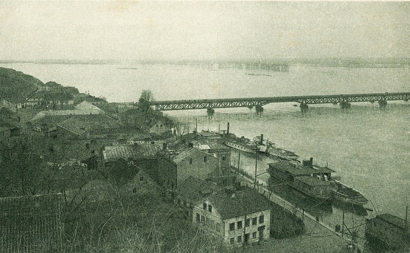 Płock, most na Wiśle i przystań statków, lata 20. XX wieku /FoKa /Agencja FORUM