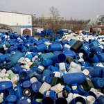 Płock: setki beczek z odpadami na prywatnej posesji