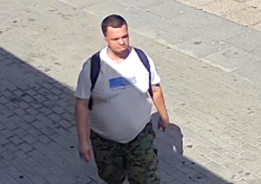 Płocka policja opublikowała zdjęcie mężczyzny, który włamał się do skrzynek w kościele, fot. Policja Płock /