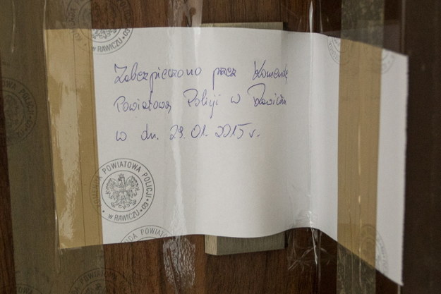 Plomba na drzwiach mieszkania, w którym znaleziono płody /PAP/Maciej Kulczyński  /PAP