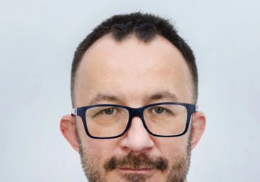 Ortopeda - traumatolog, chirurg kręgosłupa. Członek Polskiego Towarzystwa Chirurgii Kręgosłupa, AOSpine i EuroSpine. W latach 2014-2020, starszy asystent Oddziału Klinicznego Chirurgii Ogólnej, Ortopedii i Obrażeń Wielonarządowych CUMRiK SU w Krakowie. W latach 2003-2014, asystent i starszy asystent Oddziału Urazów Wielonarządowych, Ortopedii i Neuroortopedii Szpitala Specjalistycznego im. Ludwika Rydygiera w Krakowie. Dyrektor Centrum Medycznego "Ortho-Plus" w Krakowie. 
