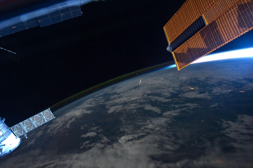 "Płomyki" widoczne na zdjęciu do meteory z roju Perseidów widziane z Międzynarodowej Stacji Kosmicznej. /NASA/Ron Garan/Expedition 28