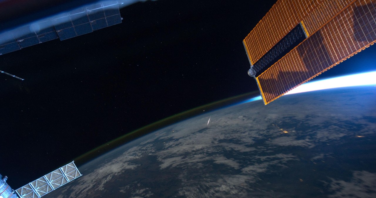 "Płomyki" widoczne na zdjęciu do meteory z roju Perseidów widziane z Międzynarodowej Stacji Kosmicznej. /NASA/Ron Garan/Expedition 28 /materiał zewnętrzny