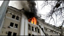 Płoną budynki w Charkowie. Strażacy starają się opanować pożary